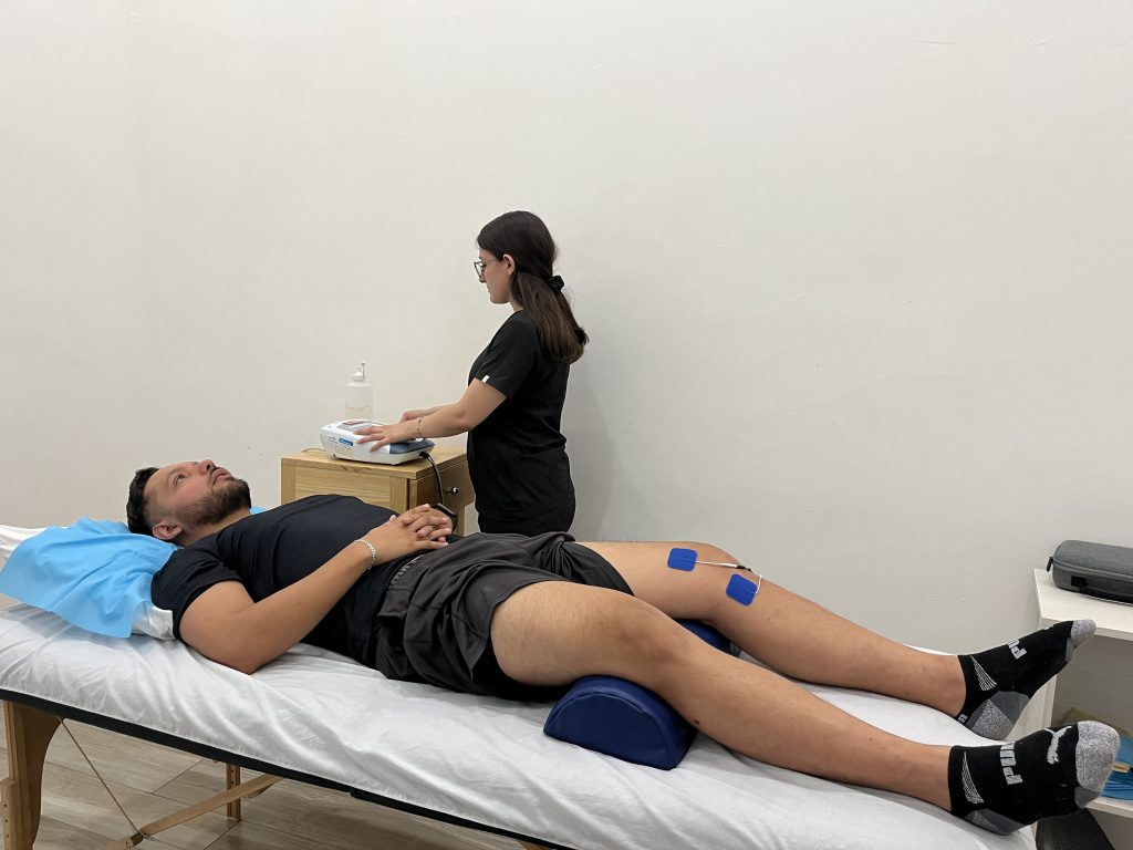Aplicación de electroterapia para la rehabilitación de fracturas óseas y mejora de la movilidad.